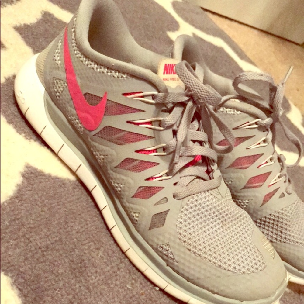 WOMEN’s NIKE FREE RUNS sz. 8 👟😍